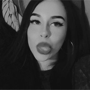 Meet your Posher, Larissa